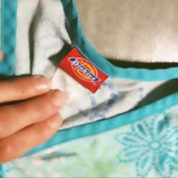 Dickies flowered Scrub Top - Picture 4 of 4